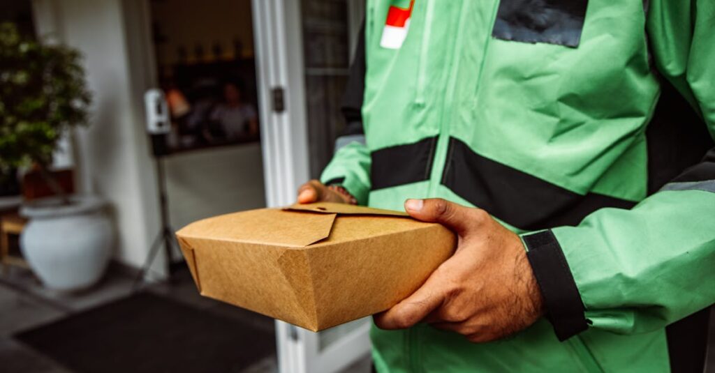 自炊と宅食を上手に組み合わせてバランスよく生活する家族のキッチンの様子