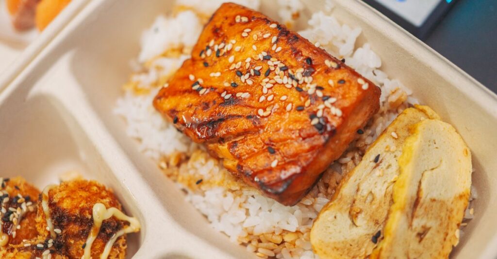 宅食弁当を自宅の器に盛り付けて美しく映えるように工夫している様子