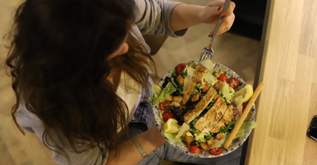 料理が面倒な人でも栄養バランスを考えた宅食を簡単に取り入れている様子