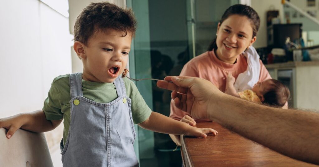 子育て家庭が宅食サービスを活用して笑顔で食卓を囲むイメージイラスト