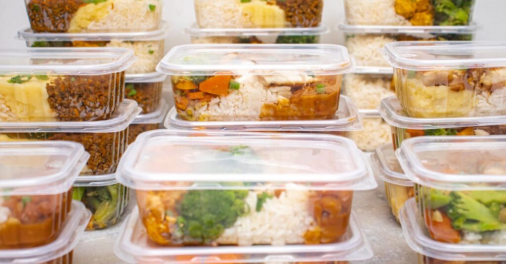 宅食サービスの申し込みから受け取り・保存・支払いまでの流れを4ステップで図解したイメージ