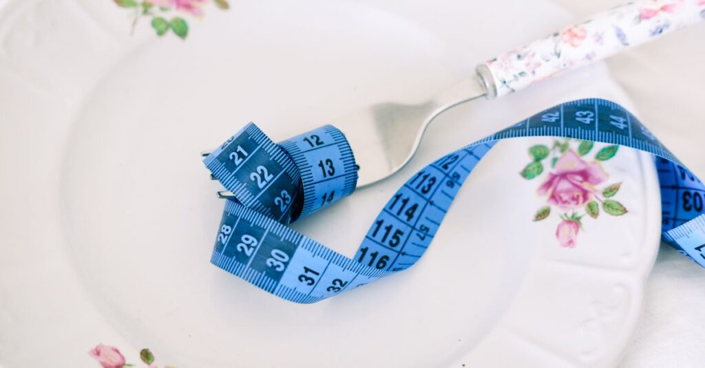 宅食を節約・満足の両立で取り入れるための5つの工夫と活用術をまとめた図