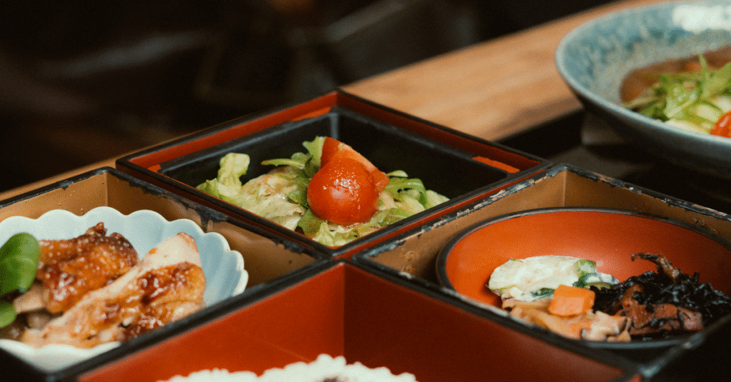 宅食と食材宅配を組み合わせて食生活を豊かにしている家庭の様子