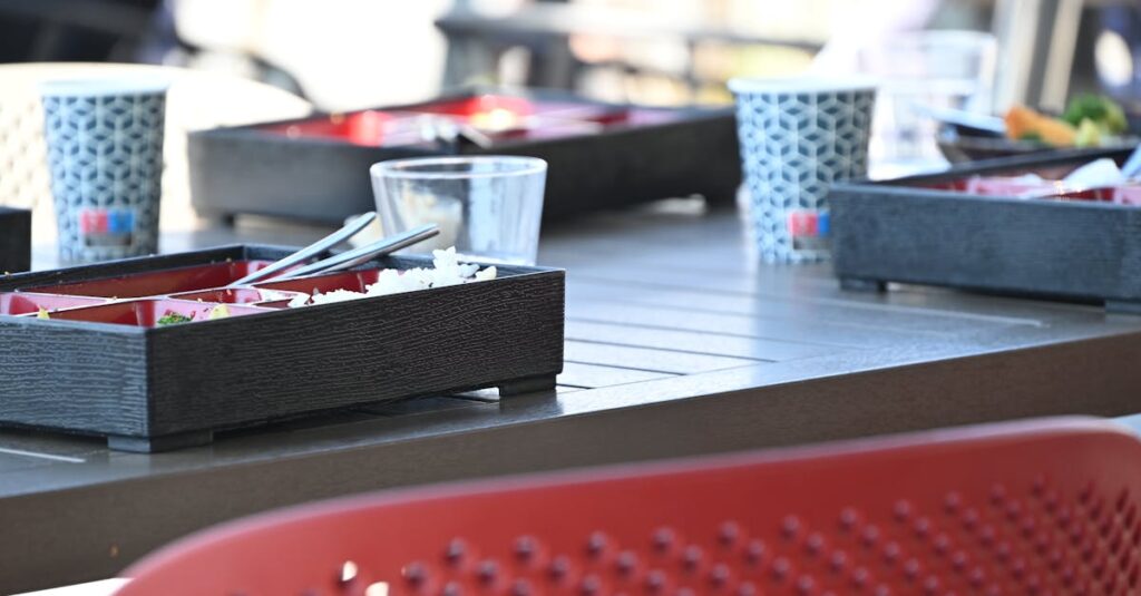 宅食弁当を自宅の器に盛り付けて美しく映えるように工夫している様子