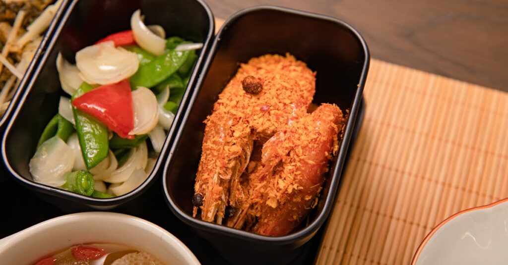宅食弁当を自宅の器に盛り付けて美しく映えるように工夫している様子