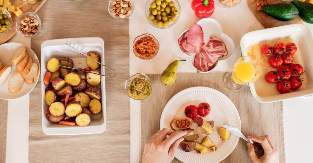 料理が面倒な人でも栄養バランスを考えた宅食を簡単に取り入れている様子