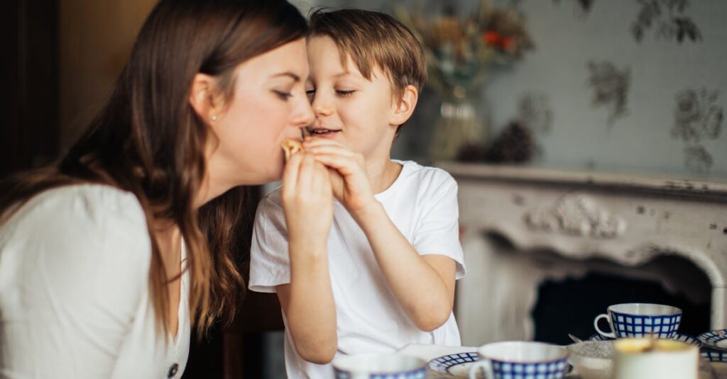 子育て家庭が宅食サービスを活用して笑顔で食卓を囲むイメージイラスト