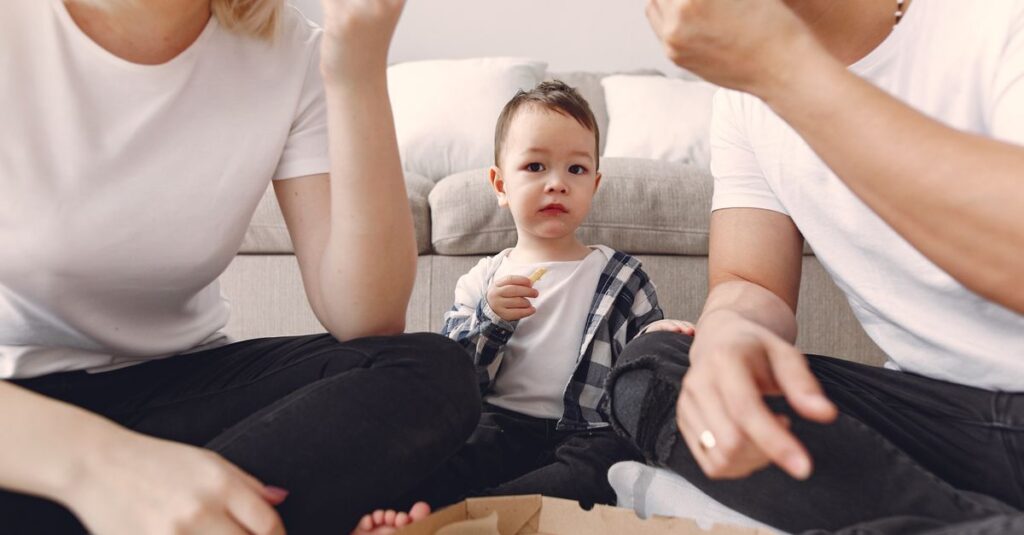 子育て家庭が宅食サービスを活用して笑顔で食卓を囲むイメージイラスト