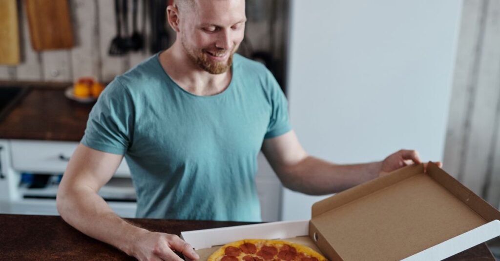 宅食サービスを使って節約に成功したユーザーの体験談を紹介するイメージイラスト