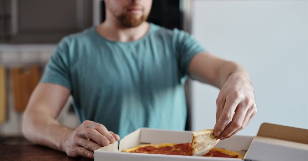 宅食をうまく生活に取り入れて節約を実現する人々のライフスタイルイメージ
