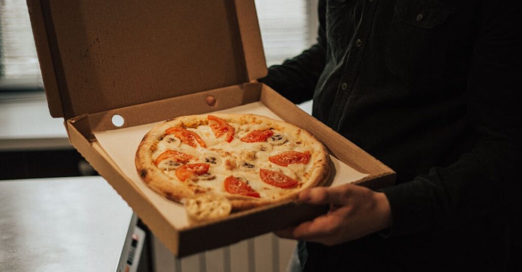 自炊と宅食を上手に組み合わせてバランスよく生活する家族のキッチンの様子