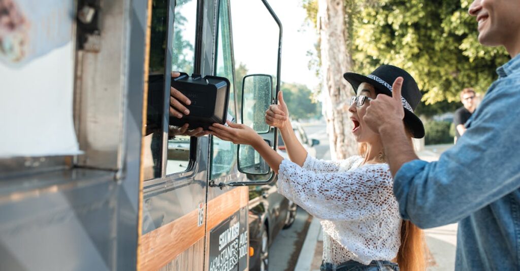 宅食を続ける習慣に変えたユーザーたちの満足そうな表情と生活風景を描いたイラスト