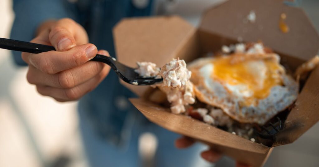 宅食お試しでありがちな満足と後悔の違いを対比して説明するイラスト図