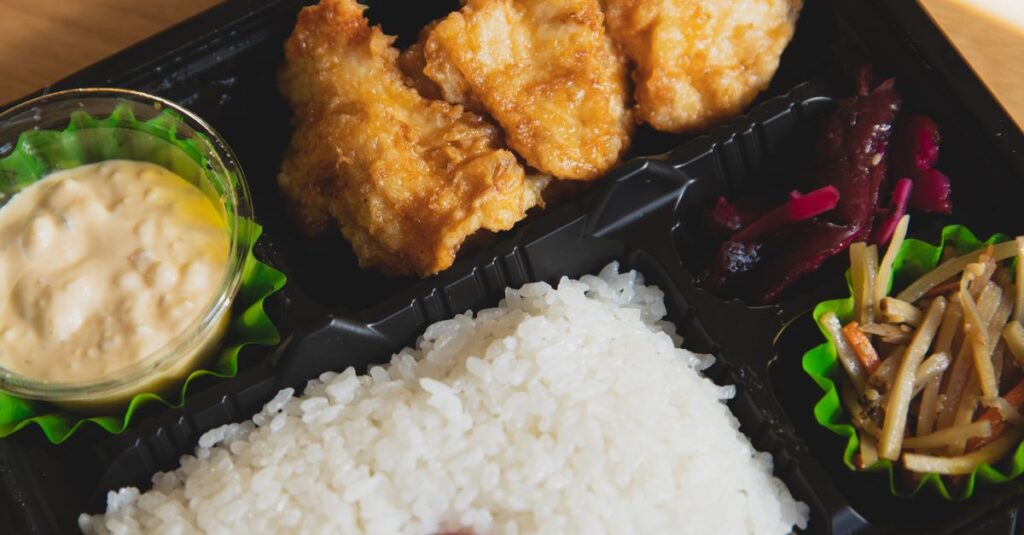 宅食と食材宅配を組み合わせて食生活を豊かにしている家庭の様子