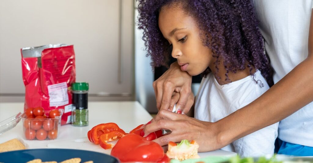 宅食が子育て中の家庭を支えることで親に心の余裕と笑顔を与えるイラスト