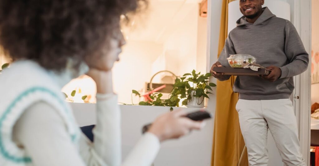 一人暮らし・夫婦・子育て世帯・高齢者向けに最適な宅食サービスをタイプ別に紹介するイラスト