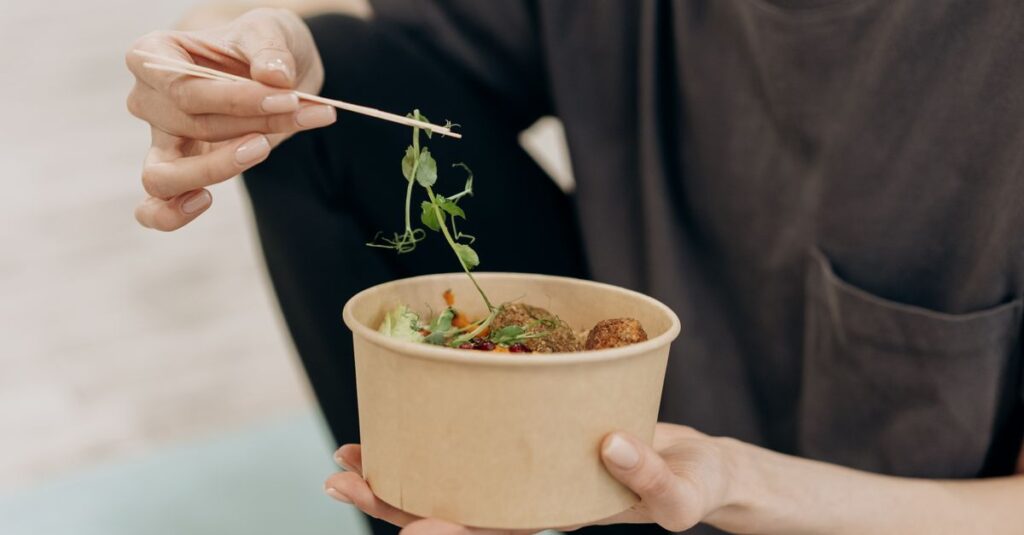 心と体を休めるために宅食サービスで食事を整える人のやさしい暮らしの風景