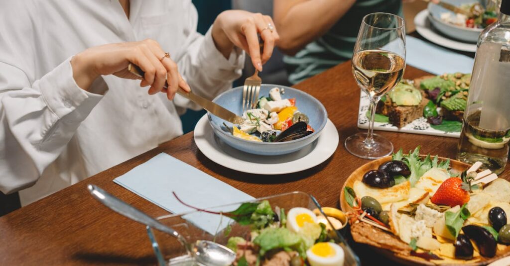 料理が面倒な人でも栄養バランスを考えた宅食を簡単に取り入れている様子