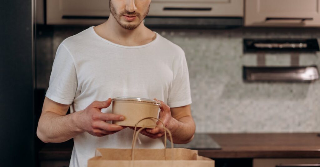 宅食を使って感じたメリットと不満点を生活シーンに基づいて説明した図解。時短・外食減・冷凍庫問題など