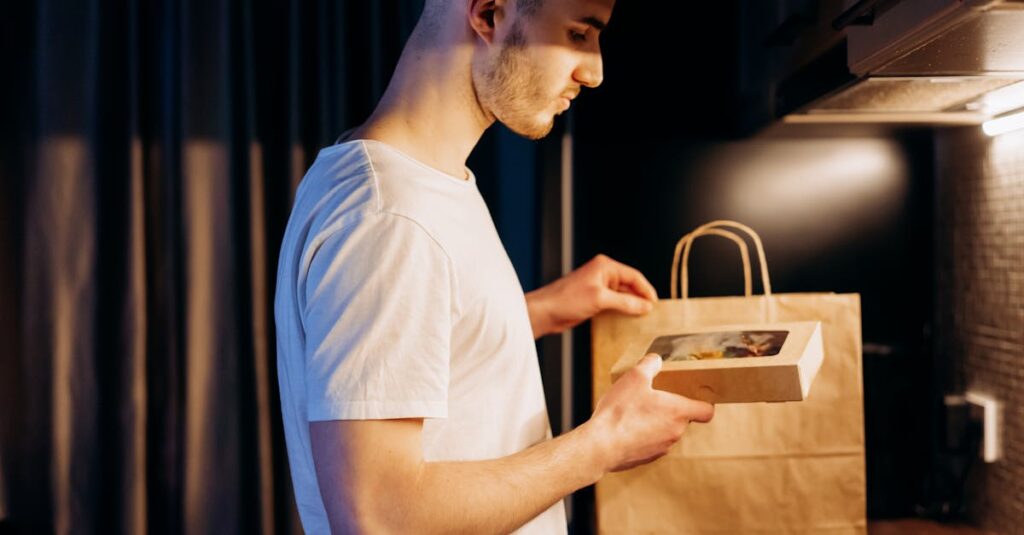 宅食のメリットを視覚的に整理した図解。時短、栄養、精神的満足、コスパなどの利点をまとめている