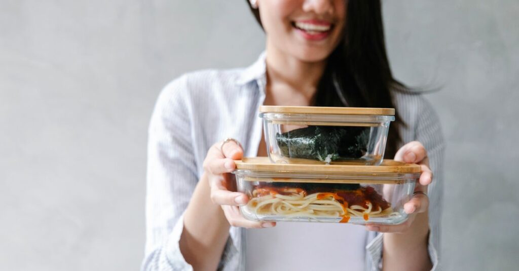 宅食サービスの冷凍弁当を家庭用冷凍庫にきちんと収納している様子