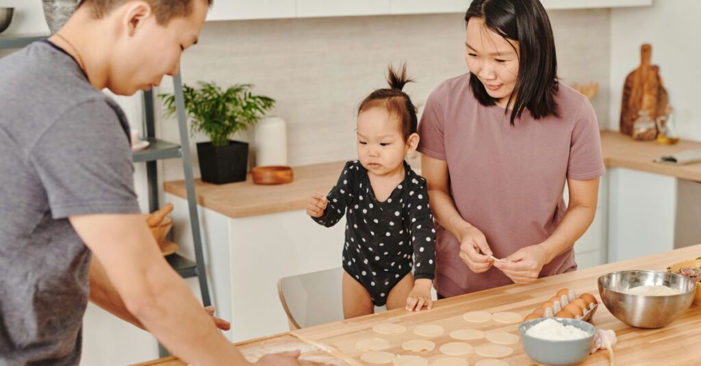 宅食が子育て中の家庭を支えることで親に心の余裕と笑顔を与えるイラスト