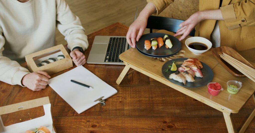 冷凍、常温、ミールキットの宅食タイプを比較している様子