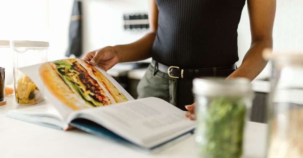 一人暮らし、共働き、高齢者、ダイエットなど目的別に宅食の選び方を示す図解イラスト