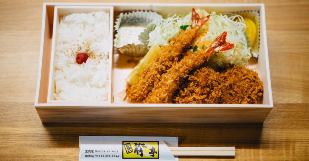 宅食弁当を自宅の器に盛り付けて美しく映えるように工夫している様子
