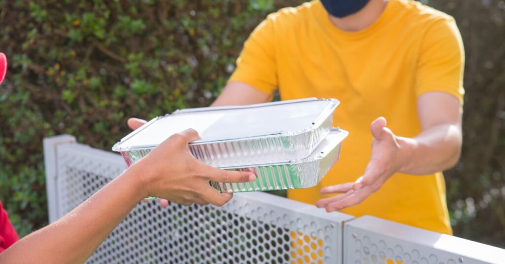 子育て家庭が宅食サービスを活用して笑顔で食卓を囲むイメージイラスト