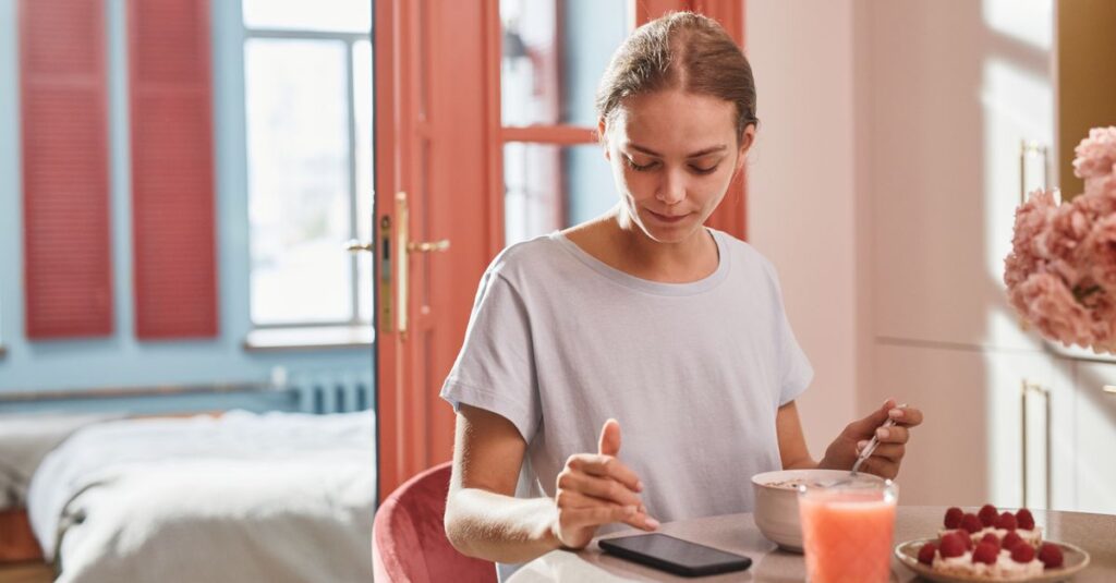 料理が面倒な人でも栄養バランスを考えた宅食を簡単に取り入れている様子